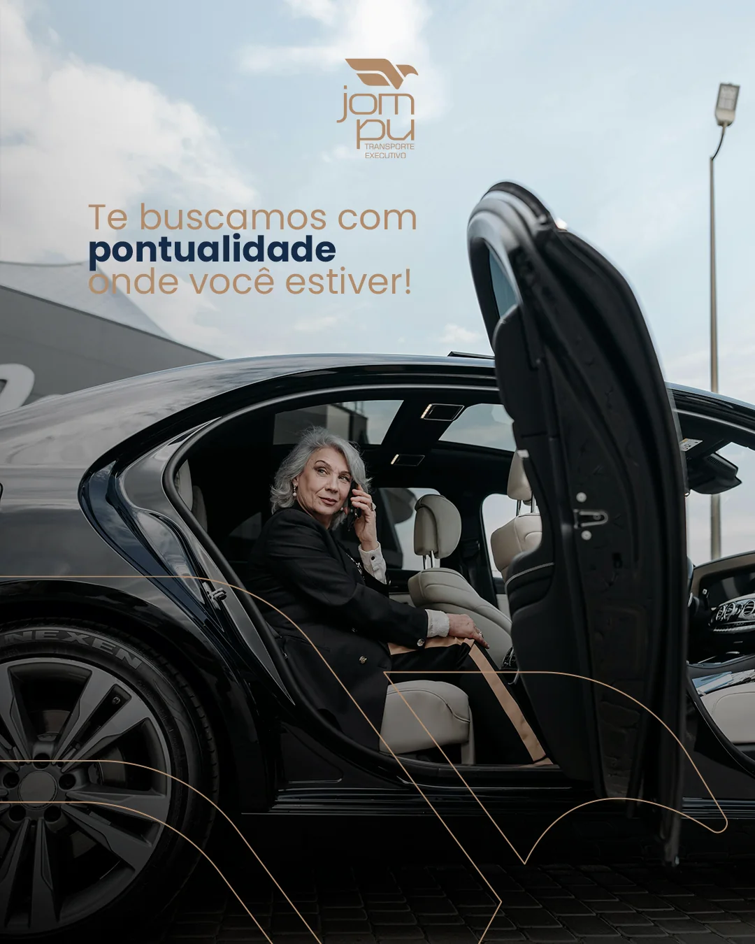 Arte da Jompu com passageira embarcando em sedan executivo preto e a frase: te buscamos com pontualidade onde você estiver