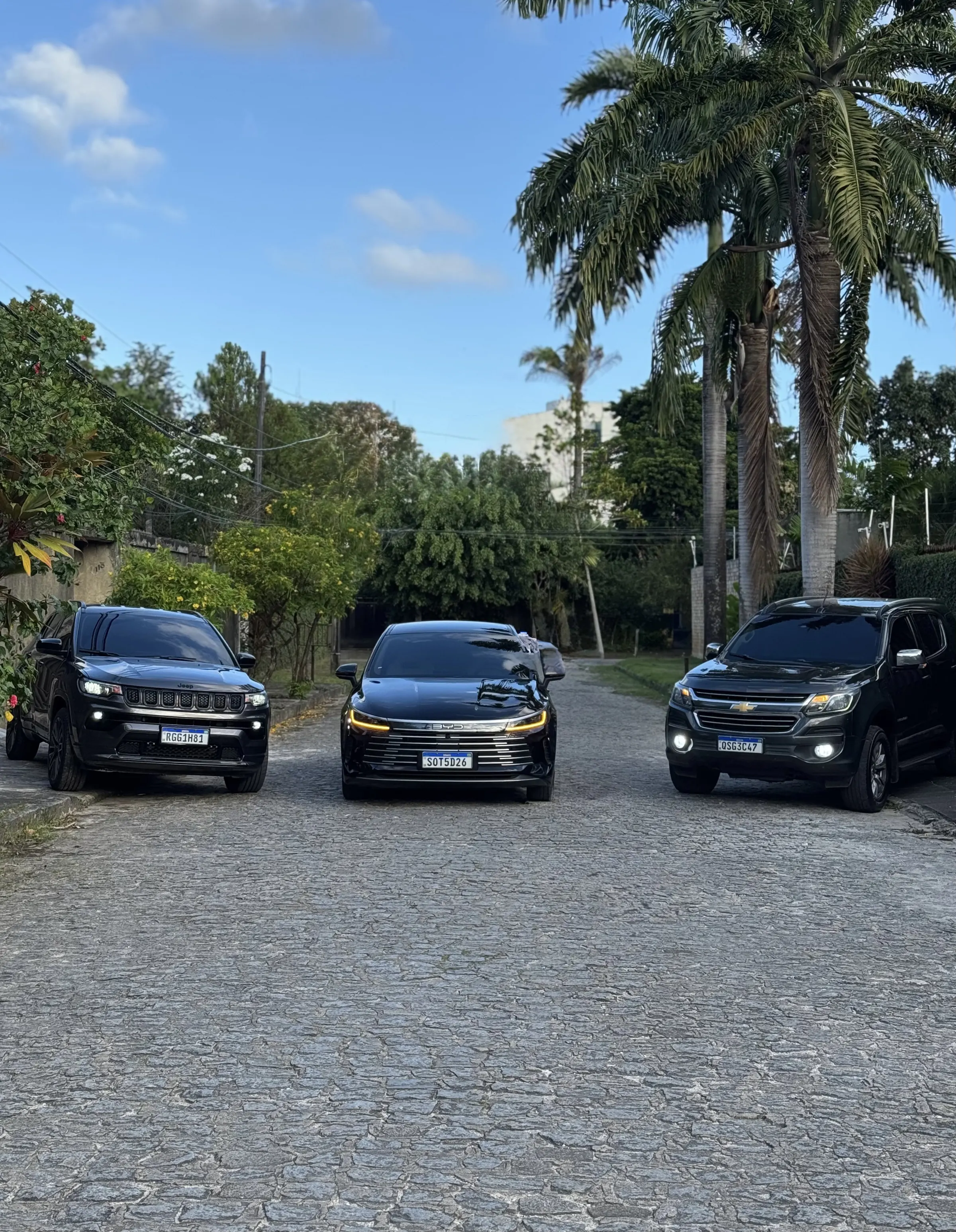 Frota de veículos executivos pretos da Jompu enfileirada e pronta para operação no Recife