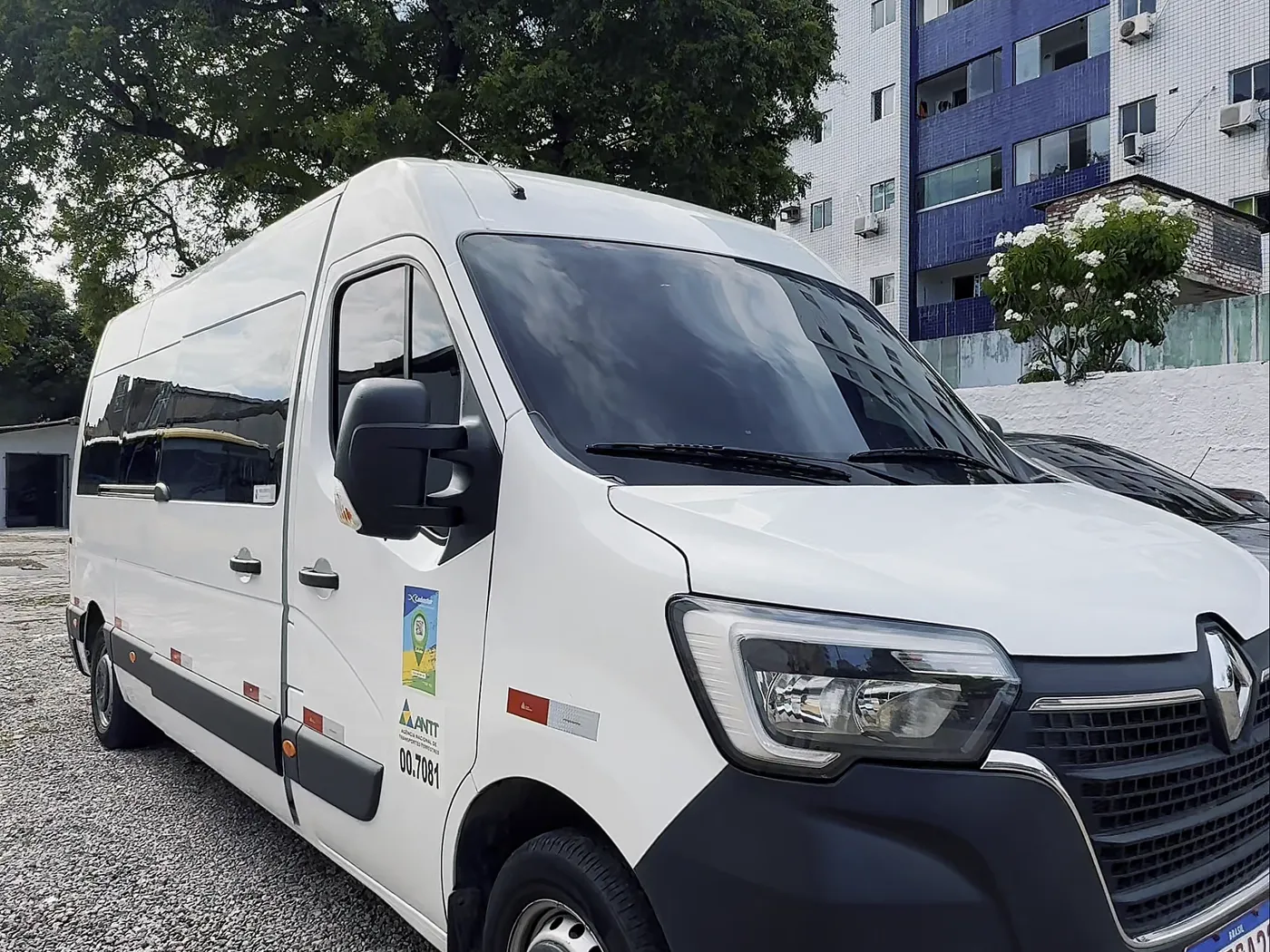 Van executiva branca da frota Jompu vista de frente